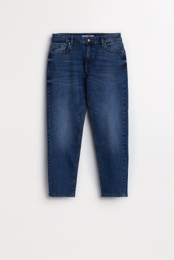 Niebieskie jeansy typu boyfriend