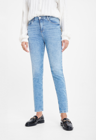 Spodnie jeansowe w jasnoniebieskim kolorze Spodnie jeansowe w jasnoniebieskim kolorze