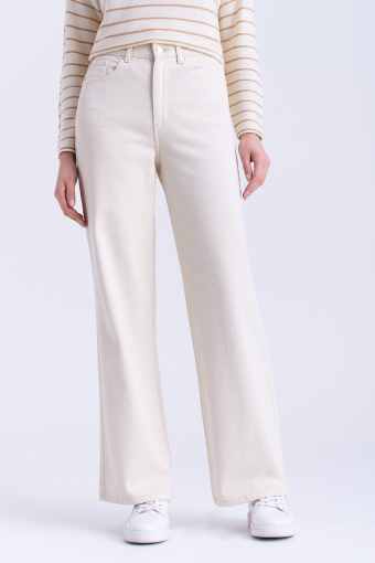 Jasnobeżowe jeansy straight leg Jasnobeżowe jeansy straight leg