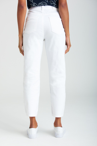 Białe jeansy mom fit, wysoki stan