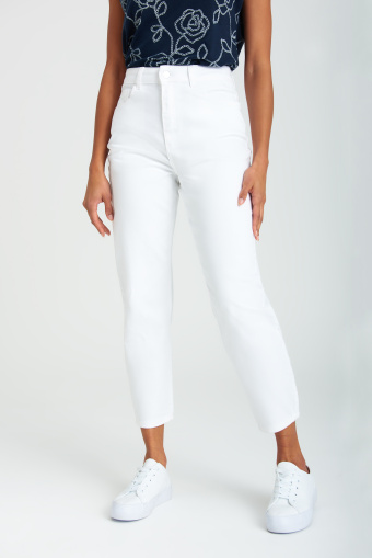 Białe jeansy mom fit, wysoki stan