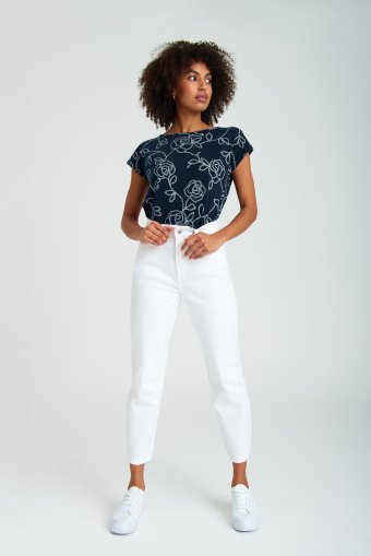 Białe jeansy mom fit, wysoki stan