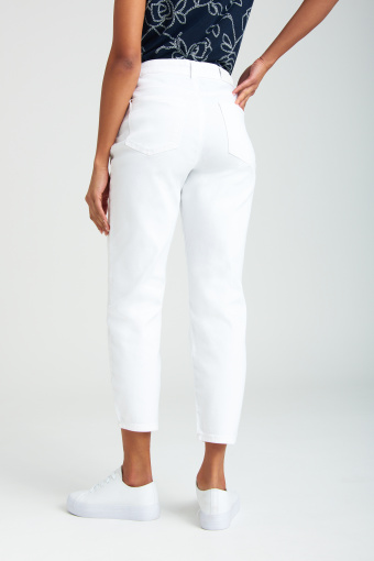 Białe jeansy mom fit, wysoki stan