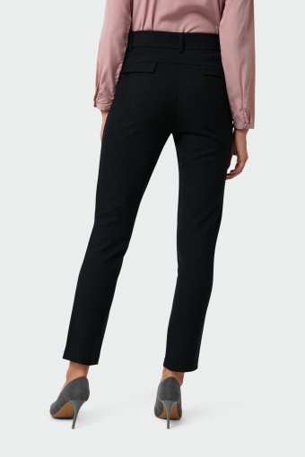 Klasyczne spodnie o prostym kroju