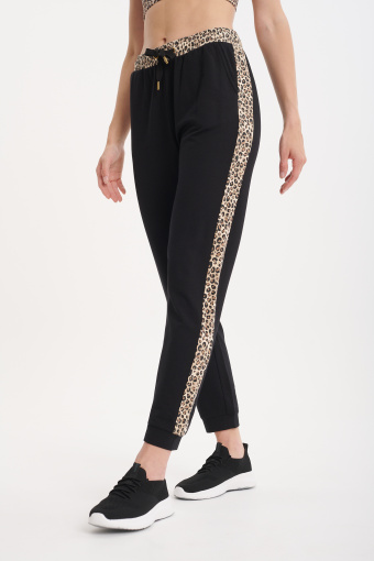 Spodnie dresowe z lampasami w panterkę Spodnie dresowe z lampasami w panterkę