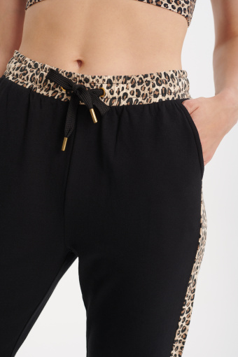 Spodnie dresowe z lampasami w panterkę Spodnie dresowe z lampasami w panterkę