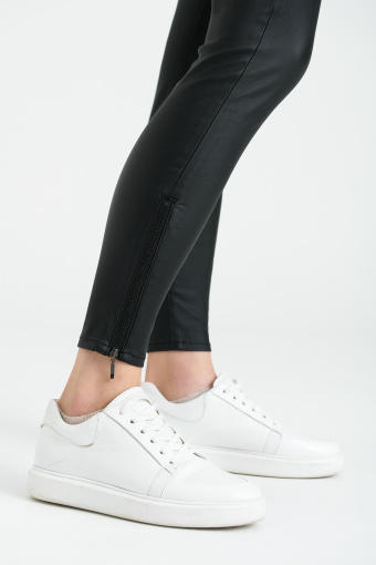 Czarne, woskowane spodnie typu slim