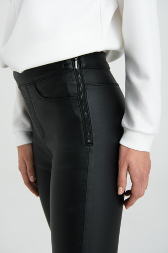 Czarne, woskowane spodnie typu slim