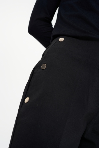 Czarne spodnie z ozdobnymi guzikami