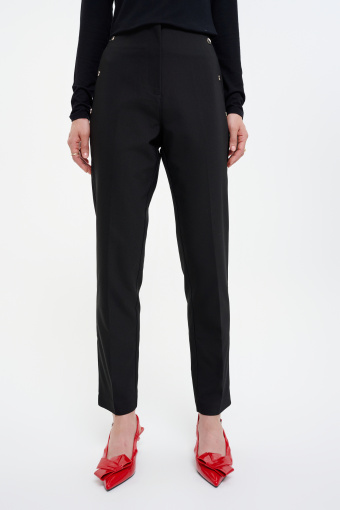 Czarne spodnie z ozdobnymi guzikami