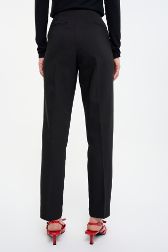 Czarne spodnie z ozdobnymi guzikami