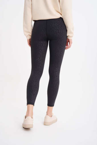 Czarne legginsy z nadrukiem w panterkę