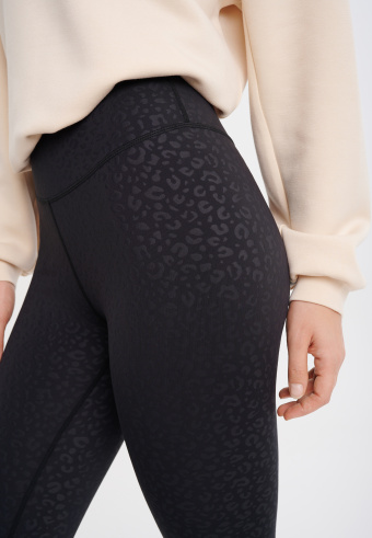 Czarne legginsy z nadrukiem w panterkę
