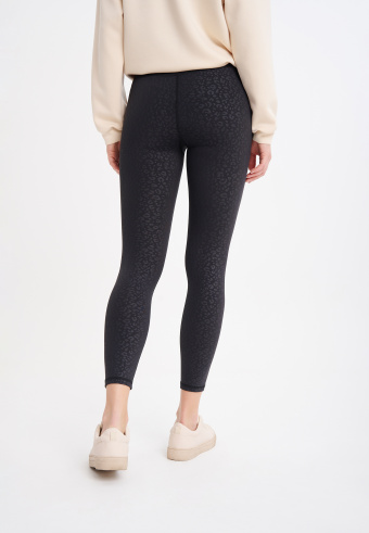 Czarne legginsy z nadrukiem w panterkę