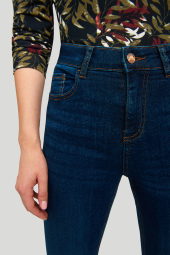 Granatowe jeansy z wysokim stanem, model slim-fit