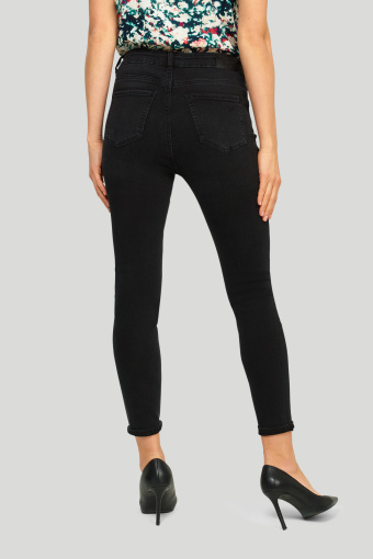 Stylowe jeansy w szarym kolorze, fason slim-fit