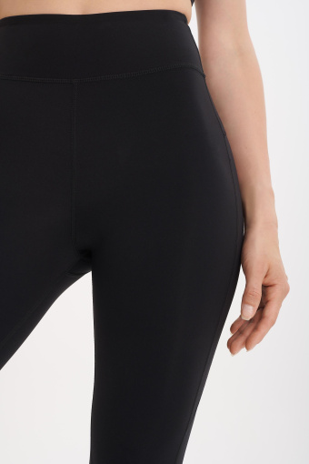 Czarne legginsy z przeszyciami