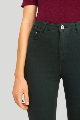 Stylowe, ciemnozielone spodnie o dopasowanym kroju Stylowe, ciemnozielone spodnie o dopasowanym kroju