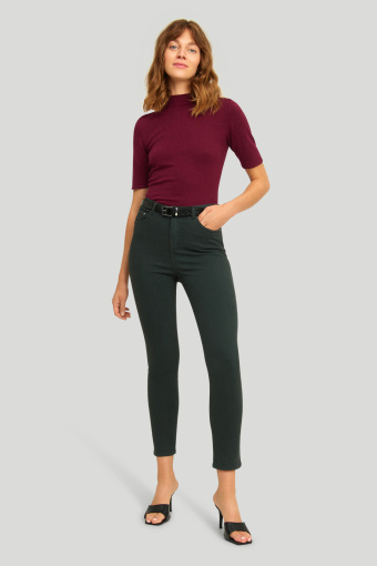 Stylowe, ciemnozielone spodnie o dopasowanym kroju Stylowe, ciemnozielone spodnie o dopasowanym kroju