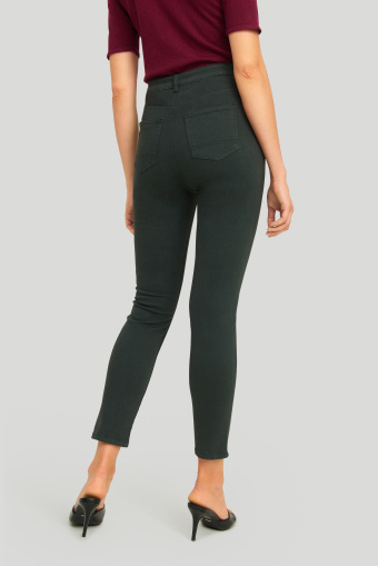 Stylowe, ciemnozielone spodnie o dopasowanym kroju Stylowe, ciemnozielone spodnie o dopasowanym kroju