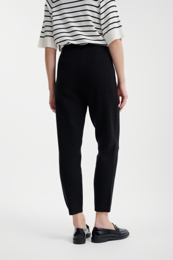 Czarne spodnie dresowe z troczkami Czarne spodnie dresowe z troczkami