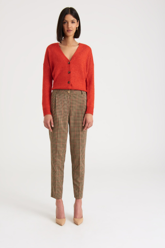 Beżowe spodnie cygaretki, nadruk w kratę