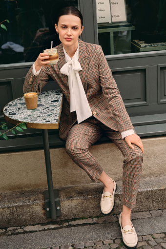 Beżowe spodnie cygaretki, nadruk w kratę