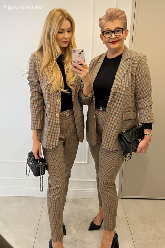 Beżowe spodnie cygaretki, nadruk w kratę