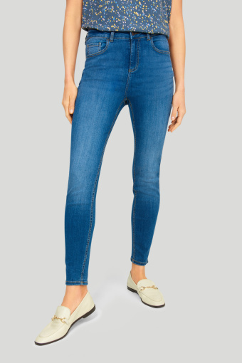 Jeansowe spodnie o kroju slim-fit, niebieskie z przetarciami