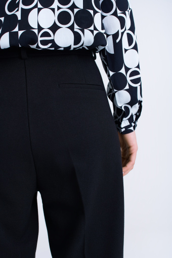 Klasyczne, czarne spodnie