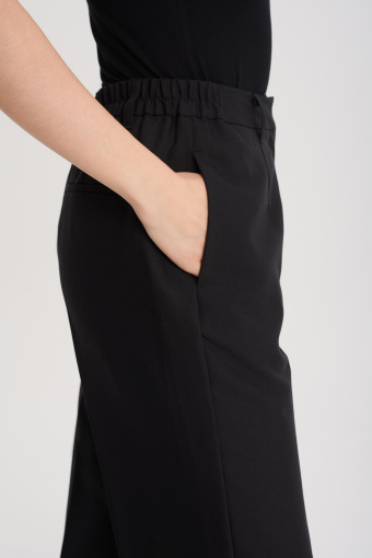 Klasyczne, czarne spodnie w kant
