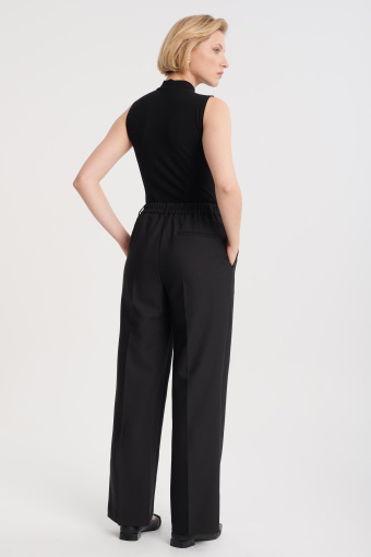 Klasyczne, czarne spodnie w kant