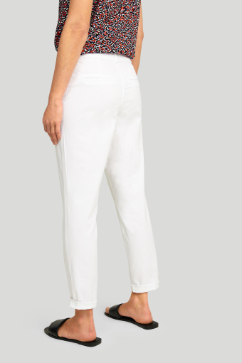 Bawełniane spodnie typu chino z ozdobnym detalem w pasie