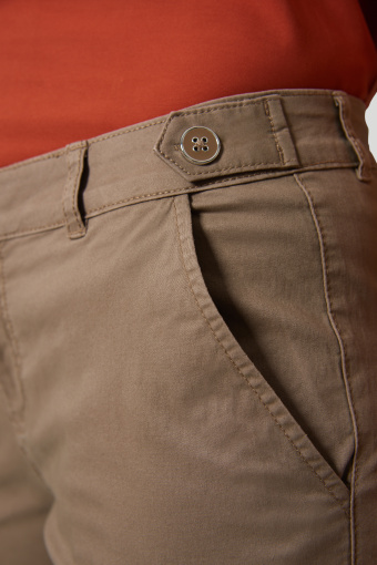Bawełniane spodnie typu chino z ozdobnym detalem w pasie