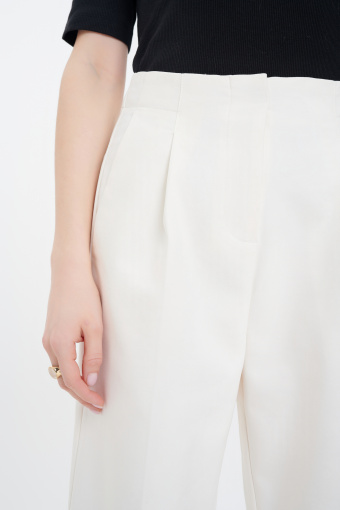 Białe spodnie culottes