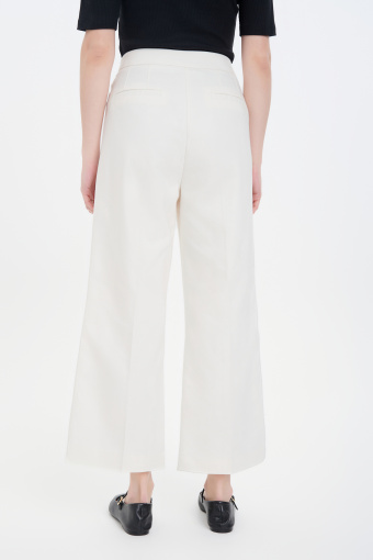 Białe spodnie culottes