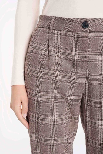 Ziemiste spodnie w kratę
