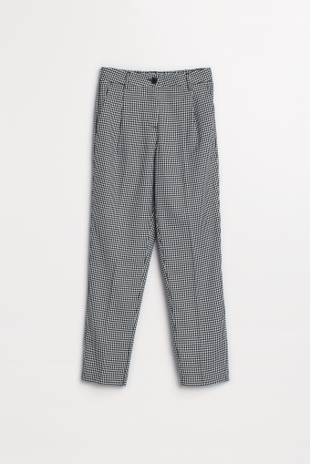 Czarno-białe cygaretki w drobną kratkę