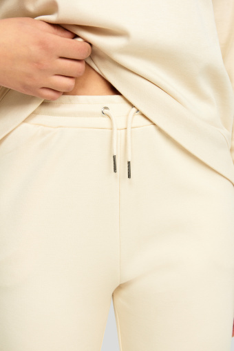 Luźne, dresowe spodnie w kremowym kolorze Luźne, dresowe spodnie w kremowym kolorze