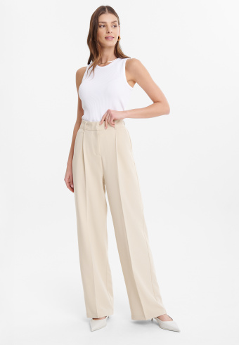 Uniwersalne spodnie w beżowym kolorze