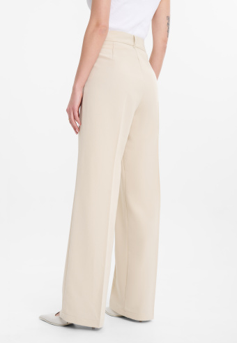 Uniwersalne spodnie w beżowym kolorze