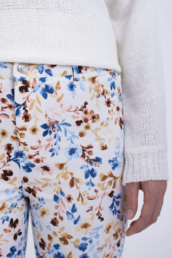 Dopasowane spodnie w kolorowe kwiaty