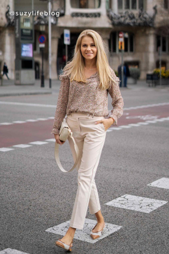 Kremowe, klasyczne spodnie z ozdobnymi guzikami