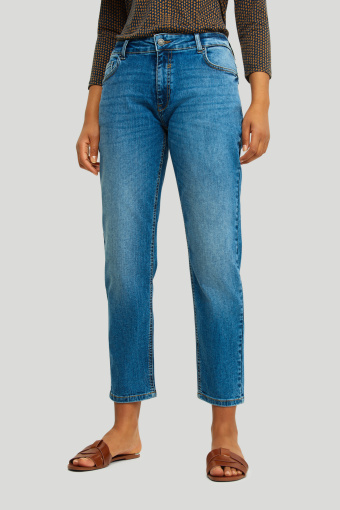 Stylowe, błękitne jeansy typu boyfriend