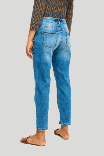 Stylowe, błękitne jeansy typu boyfriend