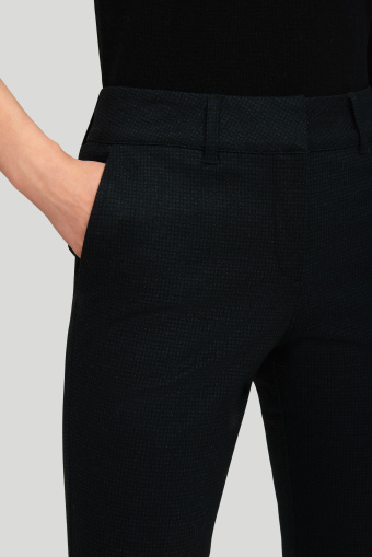 Grafitowo-czarne, klasyczne spodnie z nadrukiem