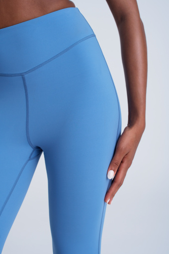 Niebieskie legginsy ozdobione siateczką