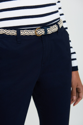 Granatowe spodnie "chino" z jasnym paskiem