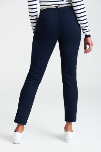 Granatowe spodnie "chino" z jasnym paskiem
