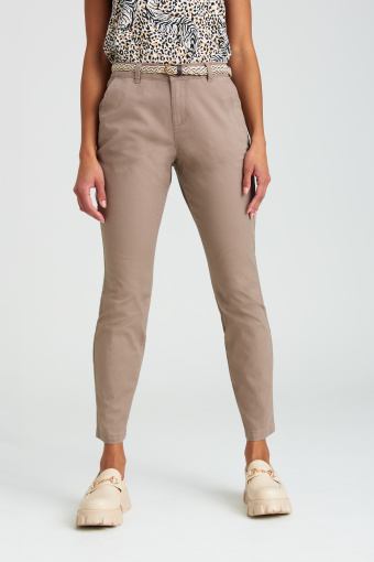 Beżowe spodnie typu "chino" z plecionym paskiem